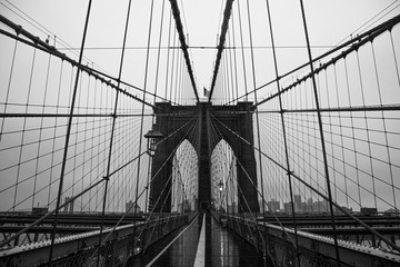 Fototapeta premium Most Brookliński w deszczu i mgle