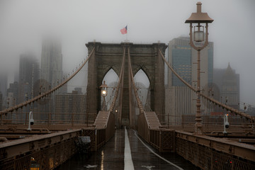 Brooklyn bridge under the rain weather - obrazy, fototapety, plakaty