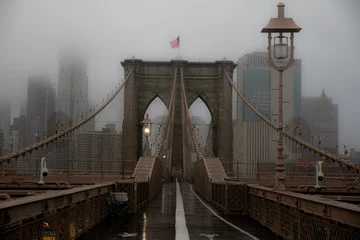Photo sur Plexiglas Pont du Golden Gate Brooklyn bridge under the rain weather