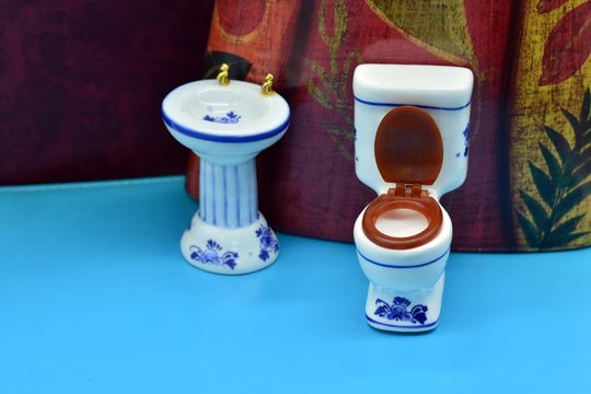 Miniatura de inodoro y lavabo, con fondo decorado