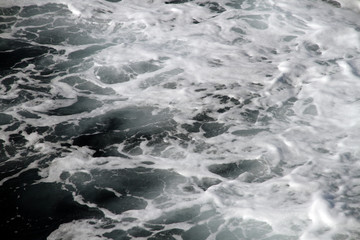 Weisser Schaum und Wellen auf der Wasseroberfläche im Meer. Gischt am Ozean bei einer Fahrt mit...
