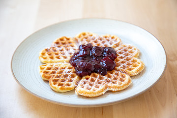 Frische Waffeln mit Kirschen