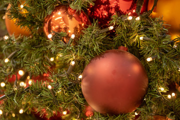 Christbaum Kugeln am Weihnachtsbaum zu Weihnachten