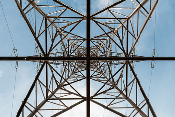 Poste de electricidad, torre de electricidad, plano simétrico contra picado con el cielo de fondo