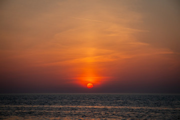 Obraz premium Red sun sunset at sea 