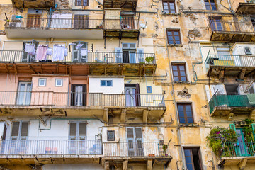 Old building with lots of cracks