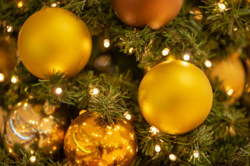 Christbaum Kugeln am Weihnachtsbaum zu Weihnachten