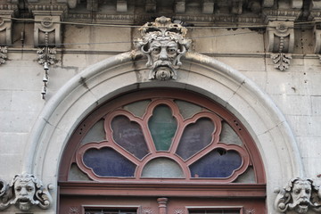 Fachada de edificio antiguo en el centro de la ciudad