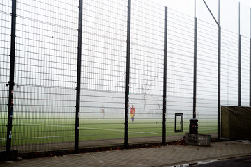 Bolzplatz im Nebel