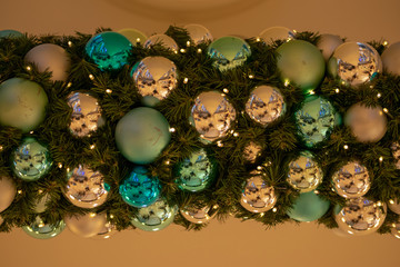 Weihnachtsbaum mit Christbaumkugeln an Weihnachten