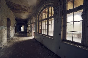 Papier Peint photo Autocollant Vieux bâtiments abandonnés Belle vue sur l& 39 intérieur d& 39 un vieux bâtiment abandonné