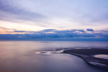 朝焼けのイシククル湖の浜辺