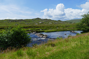 Fototapeta na wymiar Fluss Black Water in den Highlands von Schottland, Großbritanien