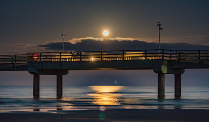Fototapeta premium seebrücke bei nacht