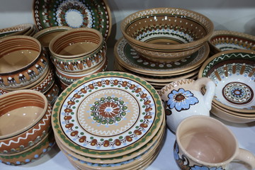 Traditional ukrainian ceramics. Plates, cups, dishes with tradional ornament, closeup - 307006741