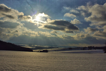 gleissende Sonne über dem schneebedeckten Hunsrück