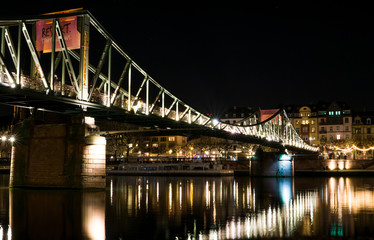 Fototapeta na wymiar Iron Bridge at night