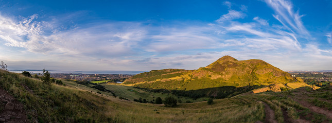 OLYEdynburg / Szkocja - 24 sierpień 2019: Wzgórza w Holyrood Park w Edynburgu wieczorem © Adam Wrobel