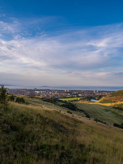 OLYEdynburg / Szkocja - 24 sierpień 2019: Wzgórza w Holyrood Park w Edynburgu wieczorem © Adam Wrobel