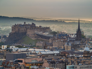 Edynburg / Szkocja - 24 sierpień 2019: Widok na Edynburg ze wzgórza w Holyrood Park wieczorem © Adam Wrobel