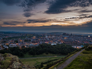 Edynburg / Szkocja - 24 sierpień 2019: Widok na Edynburg ze wzgórza w Holyrood Park wieczorem © Adam Wrobel