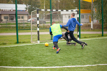 Football players attack the gate. Game on the yutbolny field.