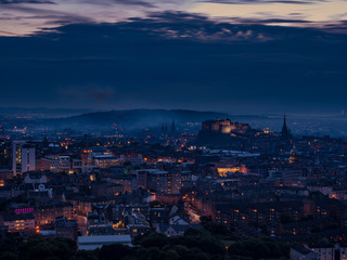 Edynburg / Szkocja - 24 sierpień 2019: Widok na Edynburg ze wzgórza w Holyrood Park wieczorem © Adam Wrobel