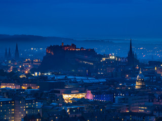Edynburg / Szkocja - 24 sierpień 2019: Widok na Edynburg ze wzgórza w Holyrood Park wieczorem © Adam Wrobel