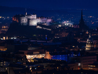 Edynburg / Szkocja - 24 sierpień 2019: Widok na Edynburg ze wzgórza w Holyrood Park wieczorem © Adam Wrobel