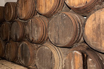 Barriles de vino en bodega.