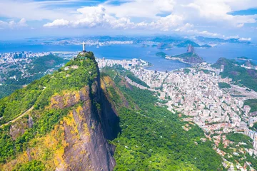 Papier Peint photo autocollant Copacabana, Rio de Janeiro, Brésil Belle vue aérienne de la ville de Rio de Janeiro avec le Corcovado et le Pain de Sucre en arrière-plan depuis le tour en hélicoptère - Rio de Janeiro, Brésil