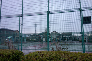 雨の日の日本のテニスコート