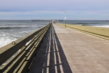 Obraz premium High Tide at Ocean Beach Fishing Pier