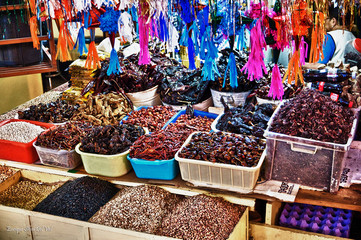 Venta de chiles y especias en mercado mexicano