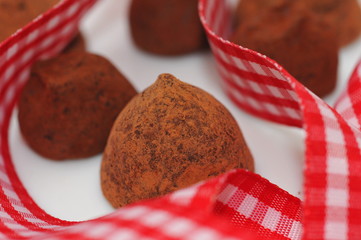 トリュフチョコレートとギンガムチェックリボン