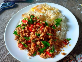 Stir-fried pork with basil leaves