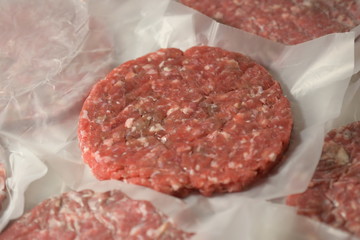 Hamburguesa de carne cruda