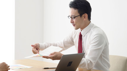 説明する男性