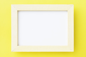 黄色の紙と木のフレーム