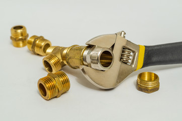 Set of fittings and adjustable spanner used for water and gas installations