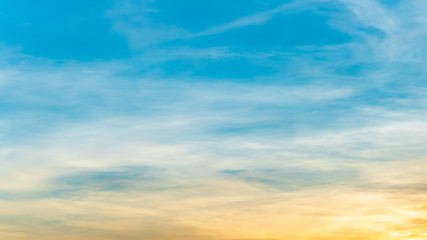 Obraz premium Dramatic blue sky and clouds at sunset or evening time.