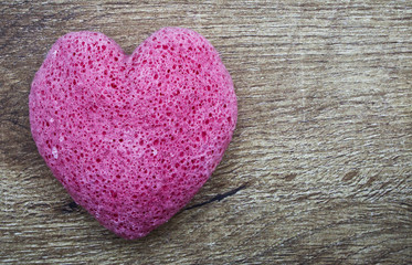 Obraz premium Pink Valentines heart with board to write, wooden background. Happy Valentines Day