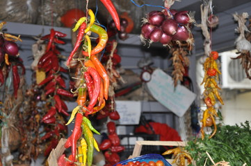 Naklejka premium Stand market with hot peppers hanging