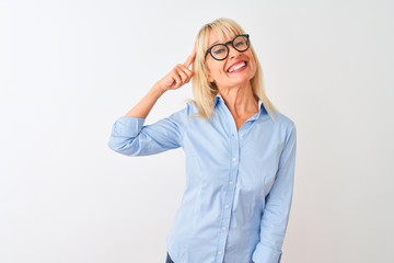 Middle age businesswoman wearing elegant shirt and glasses over isolated white background Smiling pointing to head with one finger, great idea or thought, good memory
