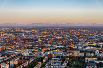Fototapeta na wymiar Abendlicher Blick über München bei Alpensicht