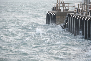 peir with waves