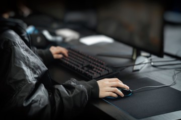 パソコンゲームをする女性の手元