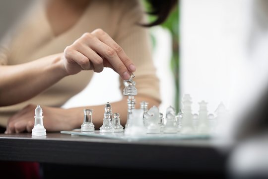 チェスをする女性の手元