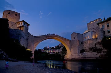 Papier Peint photo Stari Most Le Stari Most (vieux pont), l& 39 emblème de la ville de Mostar en Bosnie-Herzégovine.