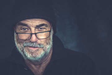 Belustigter Senior mit Strickmütze